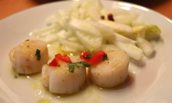 Noix de Saint-Jacques grillées à la vinaigrette d’agrumes et au fenouil