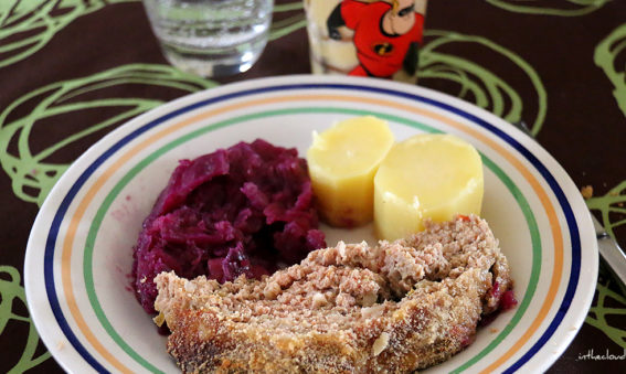 Pain de viande et chou rouge aux pommes