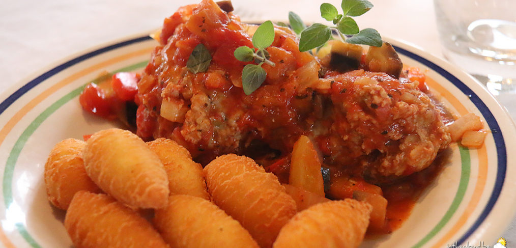 Boulettes en sauce tomate à l'aubergine et aux poivrons