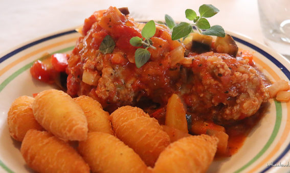 Boulettes en sauce tomate à l'aubergine et aux poivrons