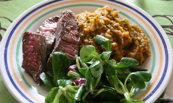 Steak, salade de blé et purée de patates douces