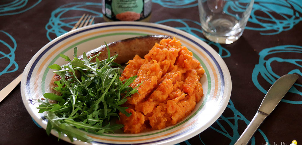 Saucisse de veau, purée de carotte et roquette