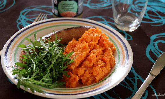 Saucisse de veau, purée de carotte et roquette