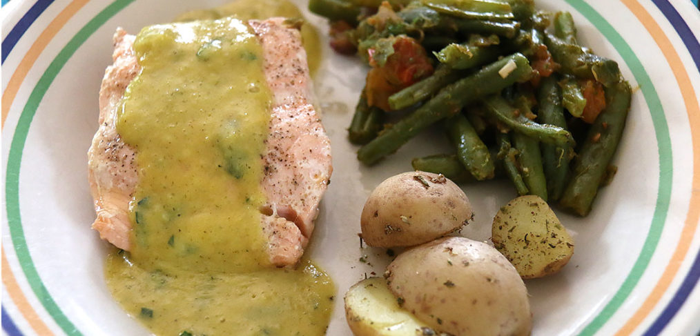 Pavé de saumon à l'unilatéral, sauce béarnaise, haricots tomatés & pommes grenailles