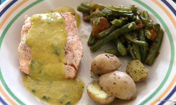 Pavé de saumon à l'unilatéral, sauce béarnaise, haricots tomatés & pommes grenailles