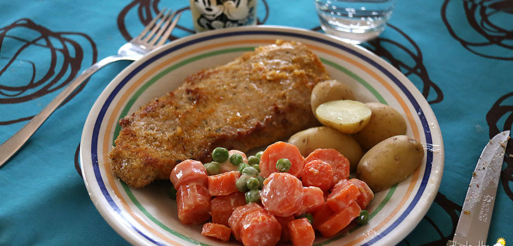 Escalope panée, pois carottes & pommes grenailles