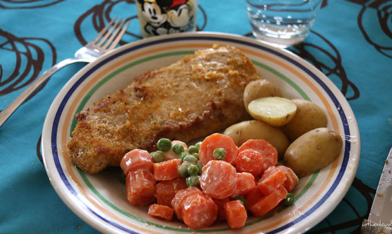 Escalope panée, pois carottes & pommes grenailles