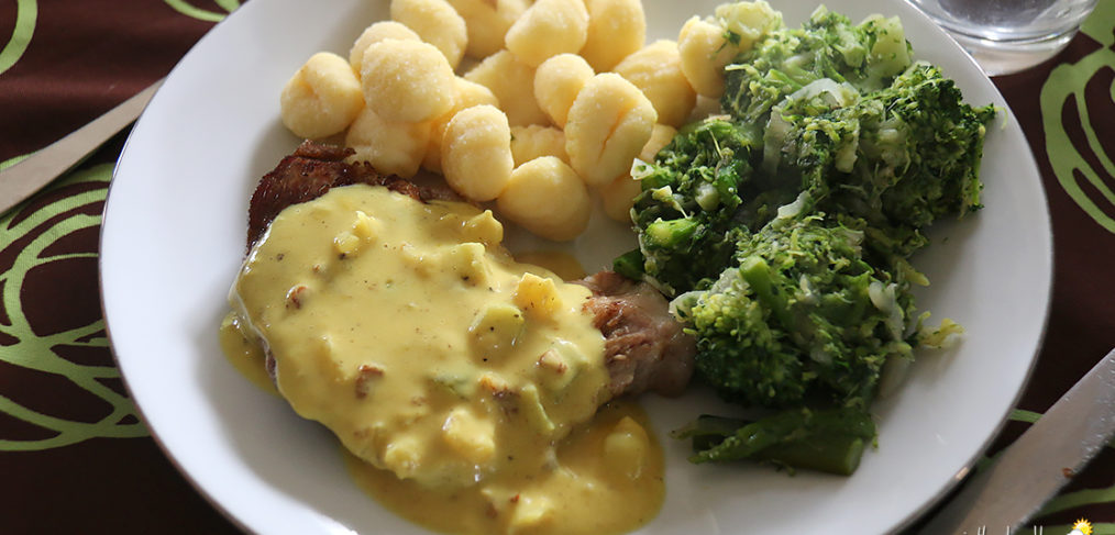 Côtelette sauce Blackwell, gnocchis de pommes de terre et légumes verts