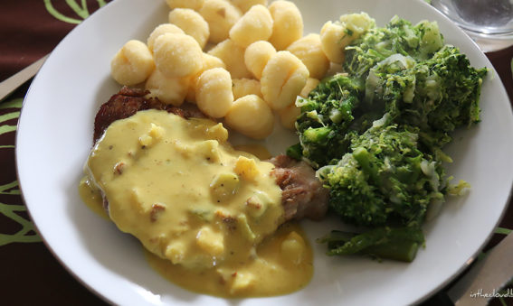 Côtelette sauce Blackwell, gnocchis de pommes de terre et légumes verts