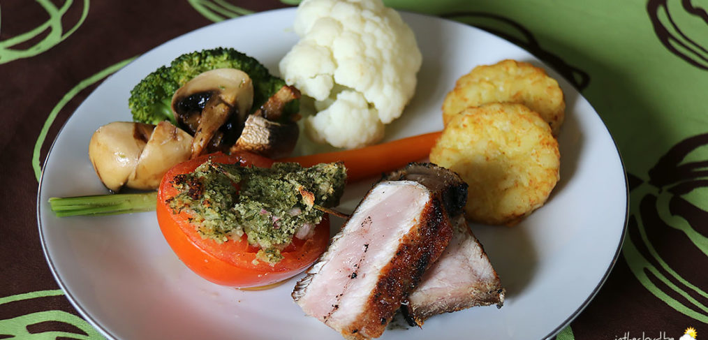 Côte de porc maturée au barbecue, légumes vapeurs et pommes röstis