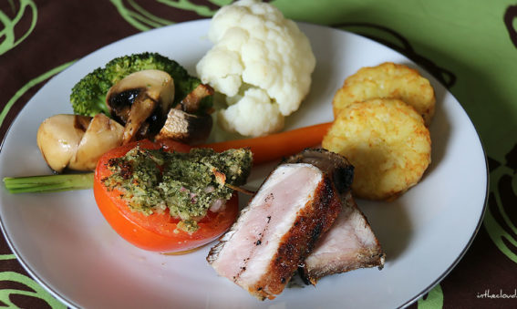 Côte de porc maturée au barbecue, légumes vapeurs et pommes röstis