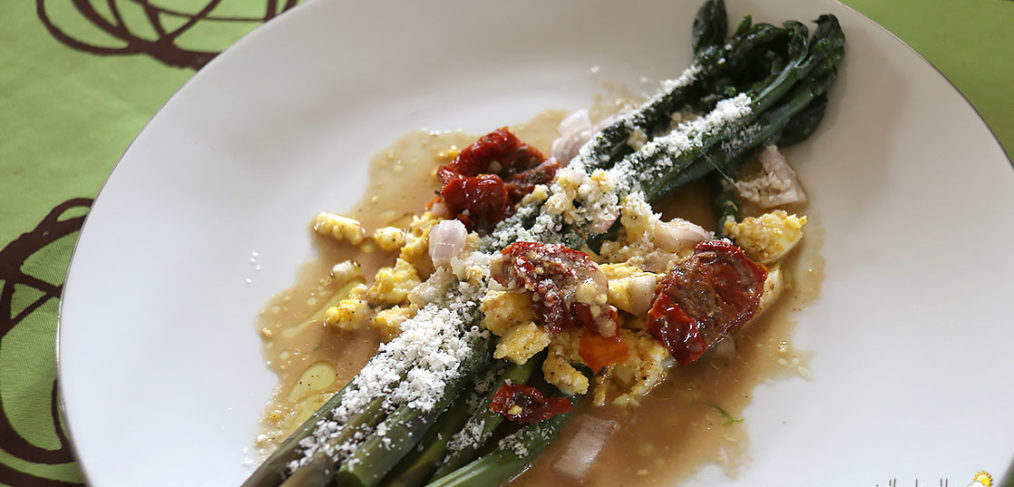 Asperges pourpres, œuf, vinaigrette & parmesan