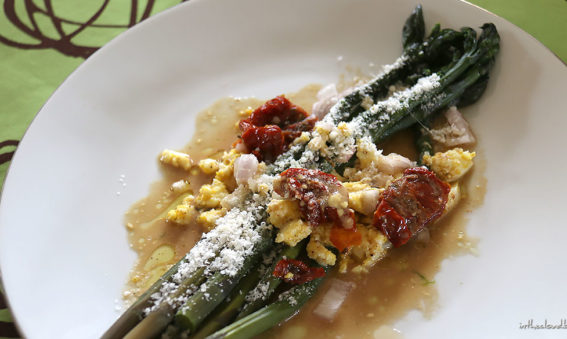 Asperges pourpres, œuf, vinaigrette & parmesan