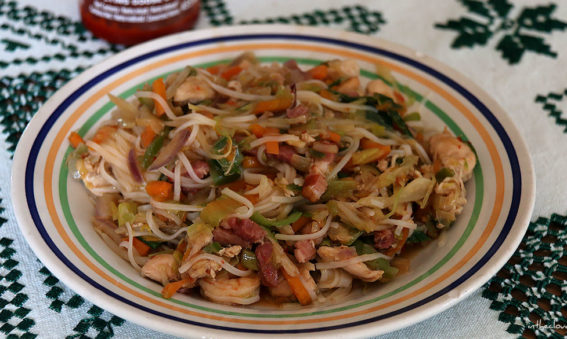 Nouilles sautées aux légumes, poulet & scampis