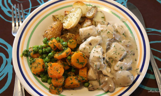 Dés de poulet sauce aux champignons et petits pois-carottes