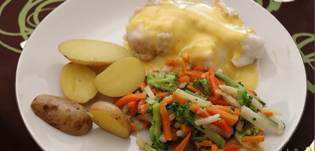 Dos de cabillaud, sauce hollandaise, émincé de légumes et pommes grenailles