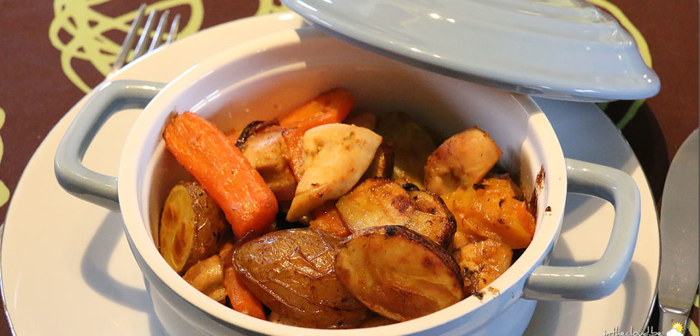 Cocotte de poulet, grenailles et légumes multicolores grillés