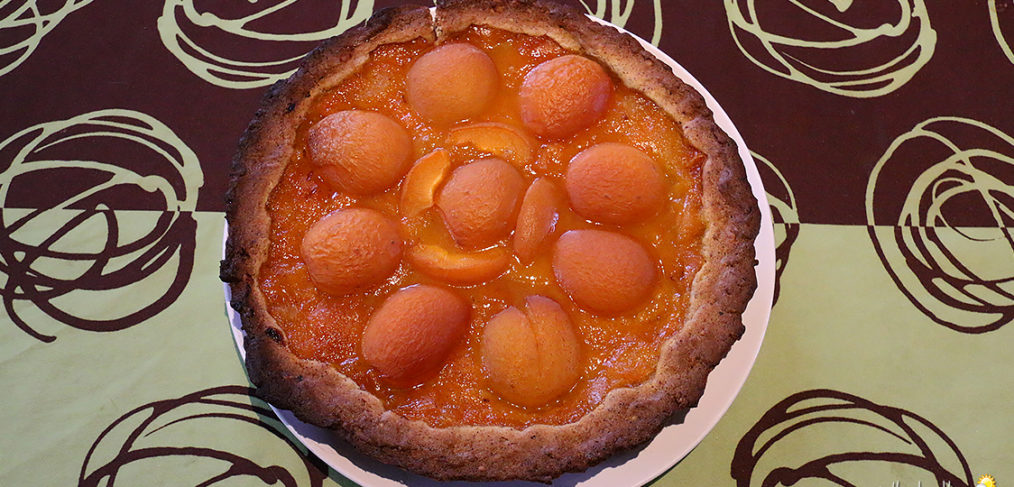 Tarte sablée noisette, compotée d'abricots et abricots