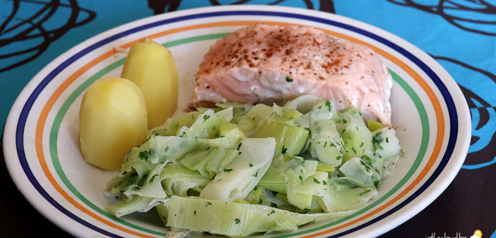 Saumon poêlé à l'unilatéral, poireaux & pomme de terre