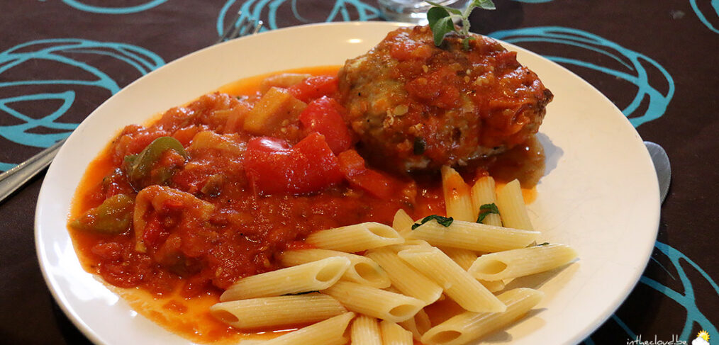 Boulettes en sauce tomate à l'aubergine et aux poivrons, Penne Rigate