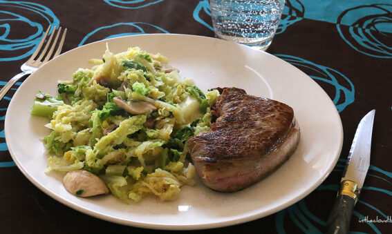 Entrecôte, chou vert aux champignons